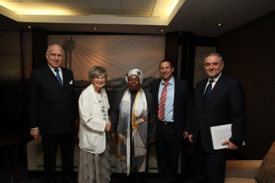 Chairperson of the African Union Commission, Dr Nkosazana Dlamini Zuma meets with Robert Lauder and Robert Singer (World Jewish Congress), Ann Harris (Chairman African Jewish Congress) and Zev Krengel from the SAJBD.